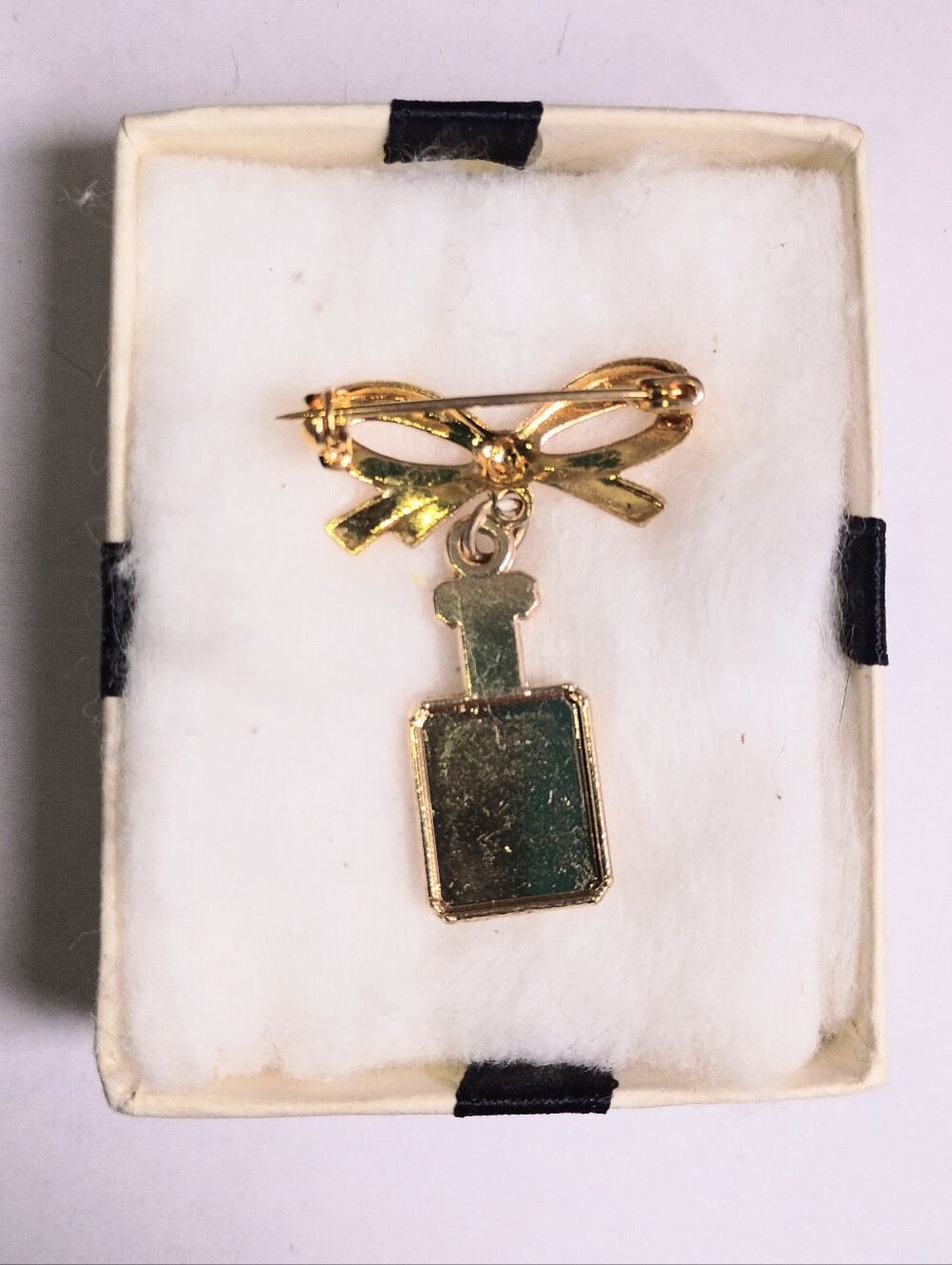 Gold Bow Brooch with Crystal-Encrusted Perfume Bottle Charm (Nº5) - Picture 4 of 10